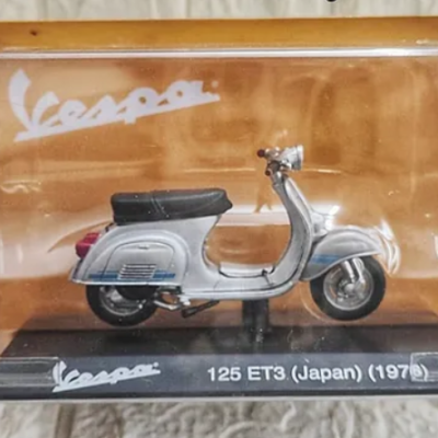 Piaggio 1976 Vespa Miniature 125 ET3 (Japan ) 1/18 Scale